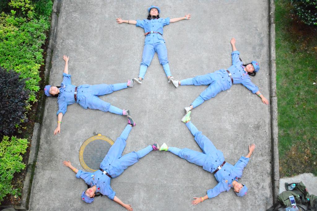 图为队员摆出星星图案 袁宏宇摄